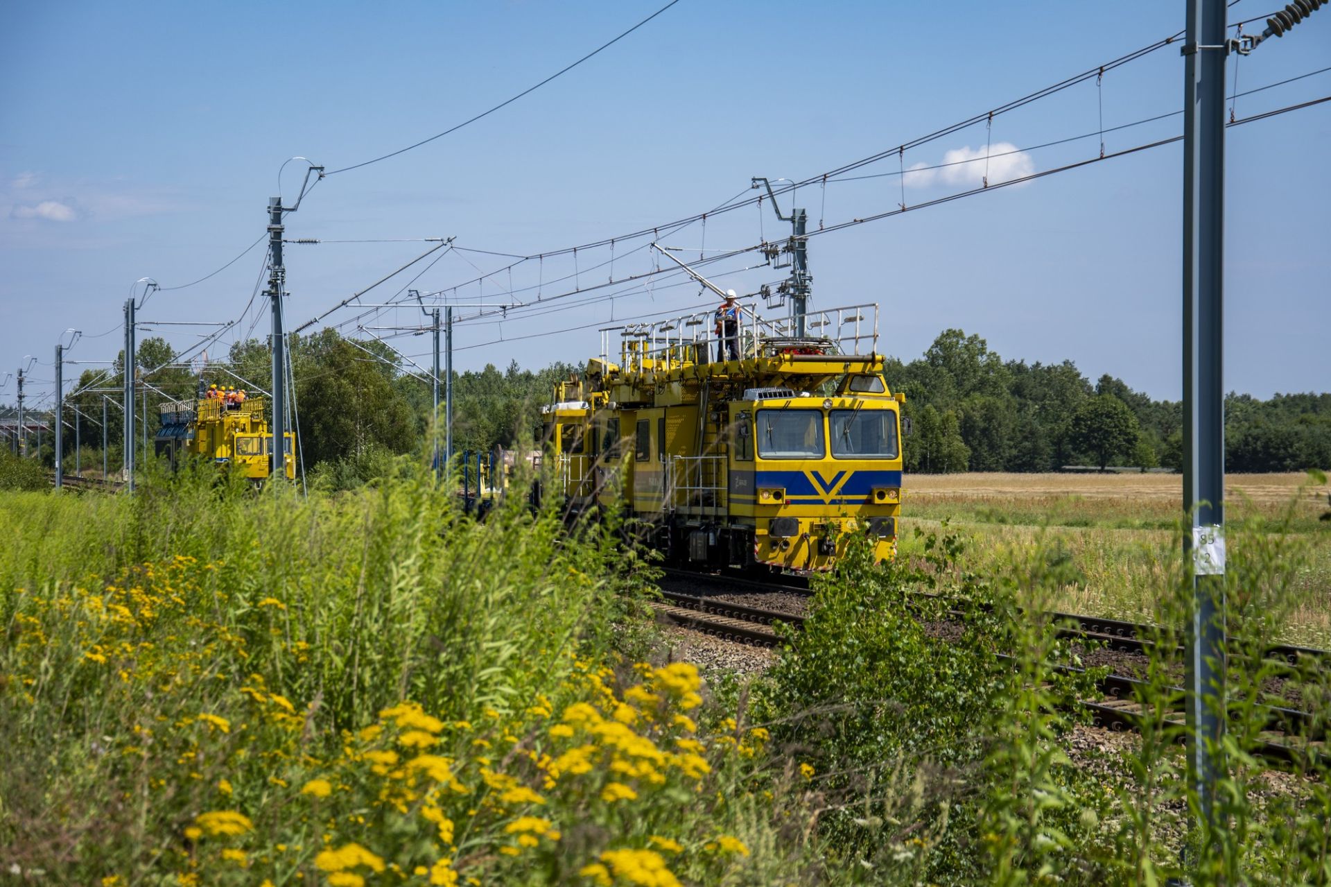 Zaprojektowanie i wykonanie robót dla zadania pn. Przebudowa sieci trakcyjnej na szlakach: Idzikowice –Opoczno Południe i Opoczno Południe –Olszamowice linii kolejowej nr 4 CMK